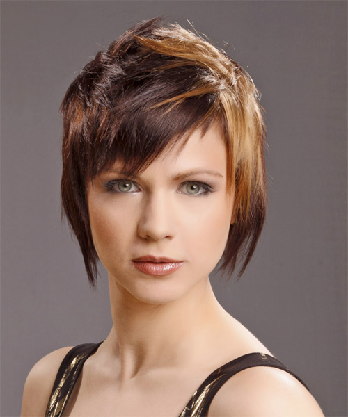 Short Razor-Cut Hairstyle With Two-Tone Hair Color