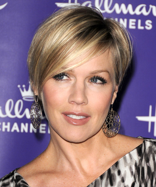 Jennie Garth Short Straight    Platinum Blonde   with Side Swept Bangs