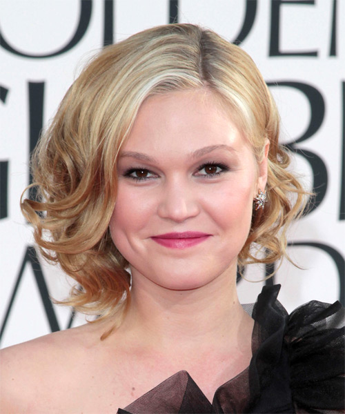 Julia Stiles Medium Wavy   Light Golden Blonde   Hairstyle