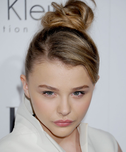 Chloe Grace Moretz Straight   Dark Blonde with Side Swept Bangs  and Light Blonde Highlights - side view