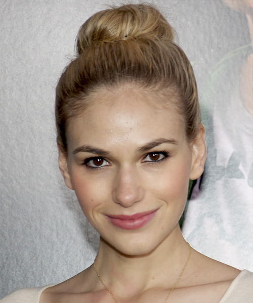 Jennifer Missoni Straight Updo hairstyle for a round face