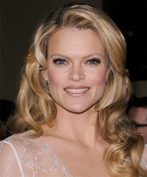 Missi Pyle Long Wavy    Blonde   Hairstyle   with Light Blonde Highlights