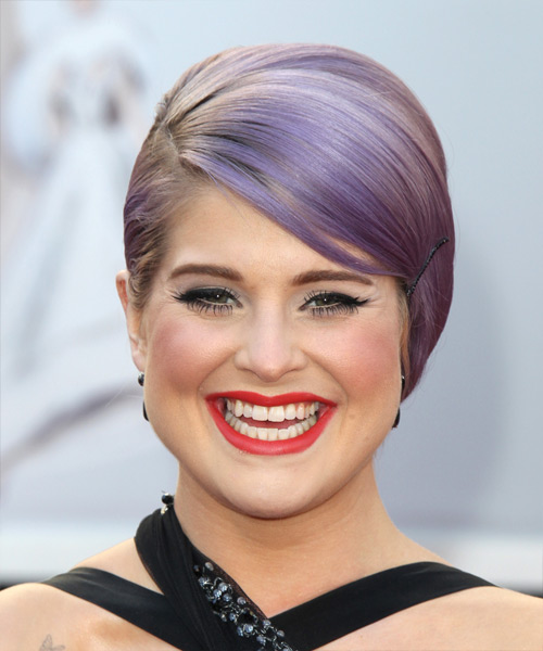  Kelly Osbourne smooth side-parted hairstyle