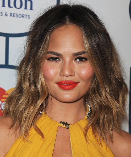 Christine Teigen Medium Wavy   Dark Brunette and Dark Blonde Two-Tone   Hairstyle