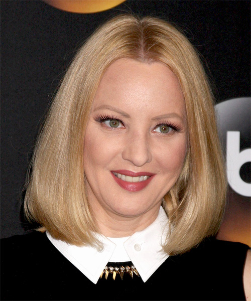 Wendi McLendon Covey Medium Straight Hairstyle.