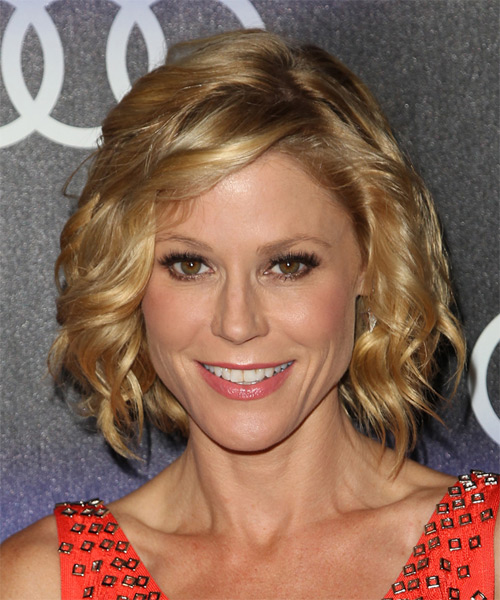 Julie Bowen Medium Wavy    Golden Blonde   with Side Swept Bangs