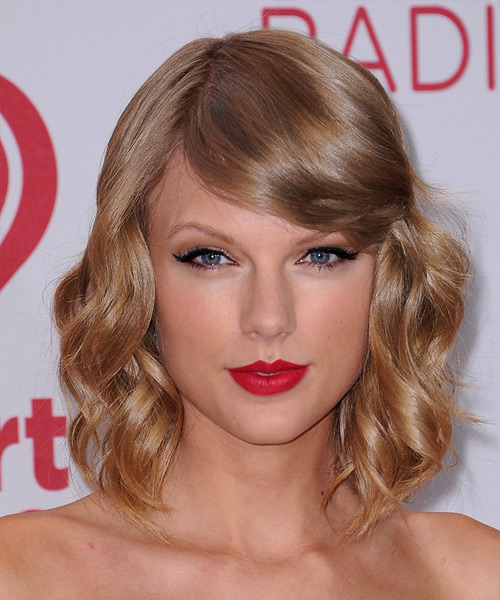 Taylor Swift Medium Wavy   Dark Copper Blonde   with Side Swept Bangs