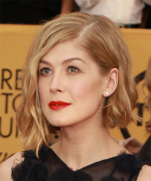 Rosamund Pike Medium Wavy Hairstyle.