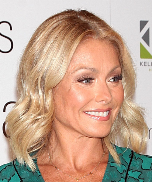 Kelly Ripa Medium Wavy Light Blonde Bob Haircut Kelly Ripa Medium Wavy Light Blonde Bob Haircut