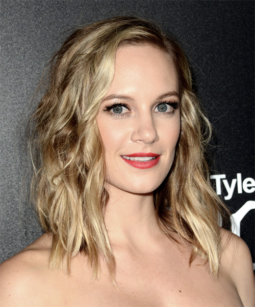 Danielle Savre Medium Wavy    Champagne Blonde Bob - side on view