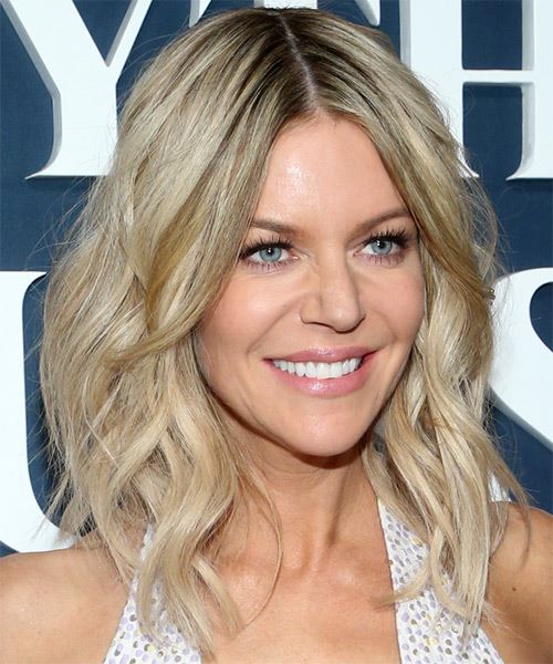 Kaitlin Olson Long Wavy    Platinum Blonde - side on view