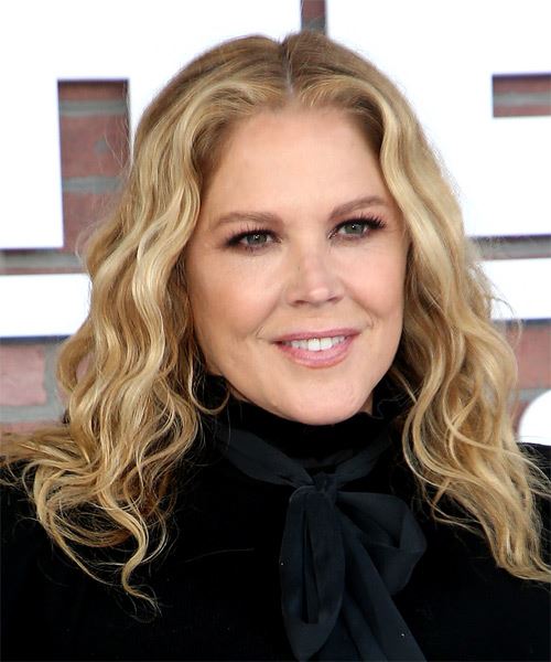 Mary McCormack Medium Wavy    Blonde   Hairstyle   with Light Blonde Highlights - Side on View