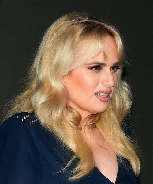 Rebel Wilson Long Blonde Hairstyle With Waves - side on view