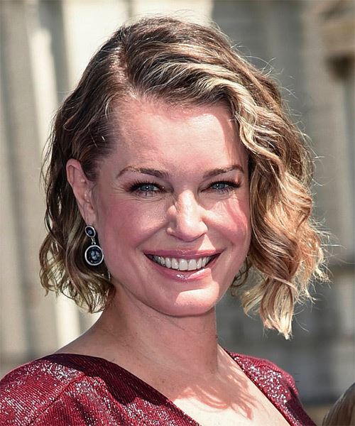 Rebecca Romijn Short Chin-Length Bob With Waves - side on view