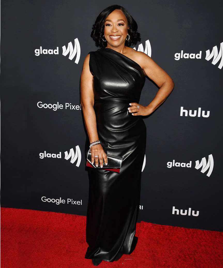 Shonda Rhimes Medium-Length Hairstyle With Tight Curls - view from the side