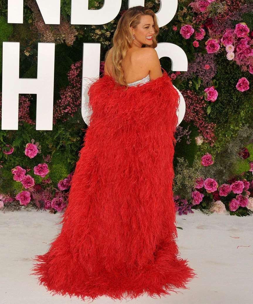 Blake Lively Hairstyle With Curls - view from the side