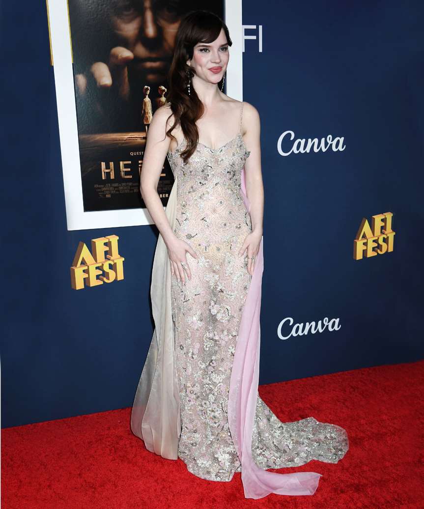 Sophie Thatcher Long Sophisticated Hairstyle With Curls - view from the side