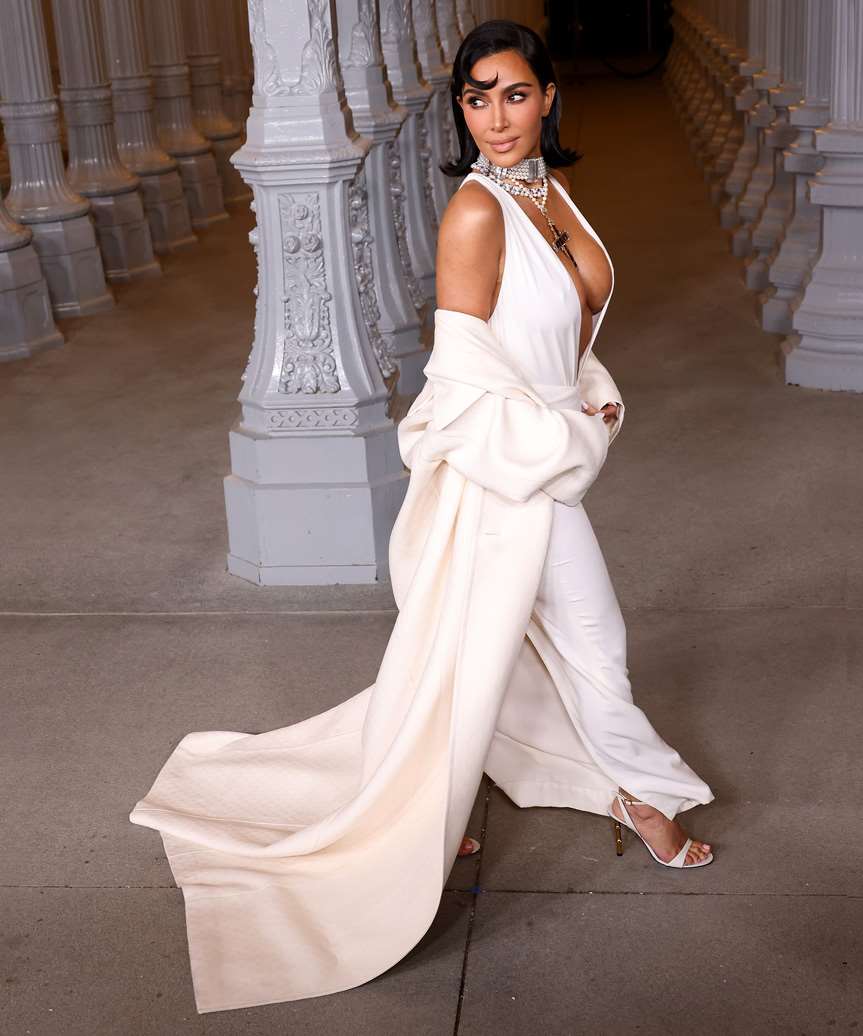 Kim Kardashian Long Bob Hairstyle With Flicked Ends - view from the side