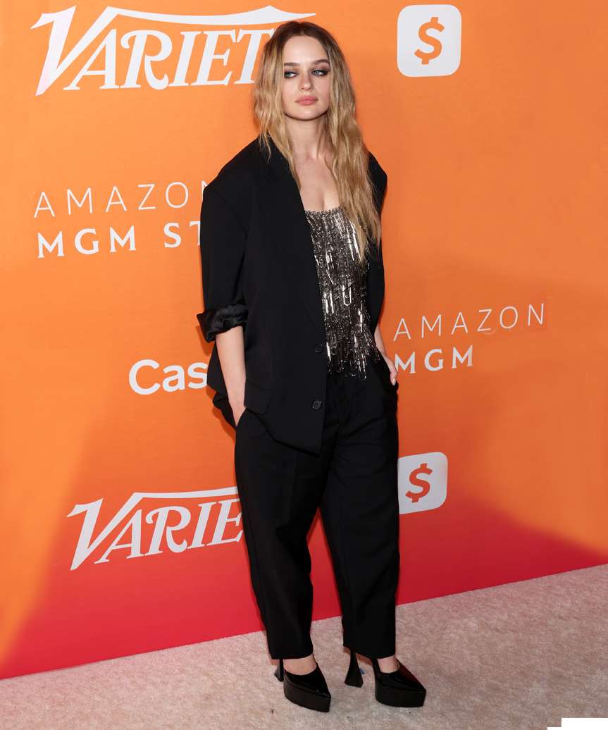 Joey King Long Hairstyle With Gentle Waves - view from the side