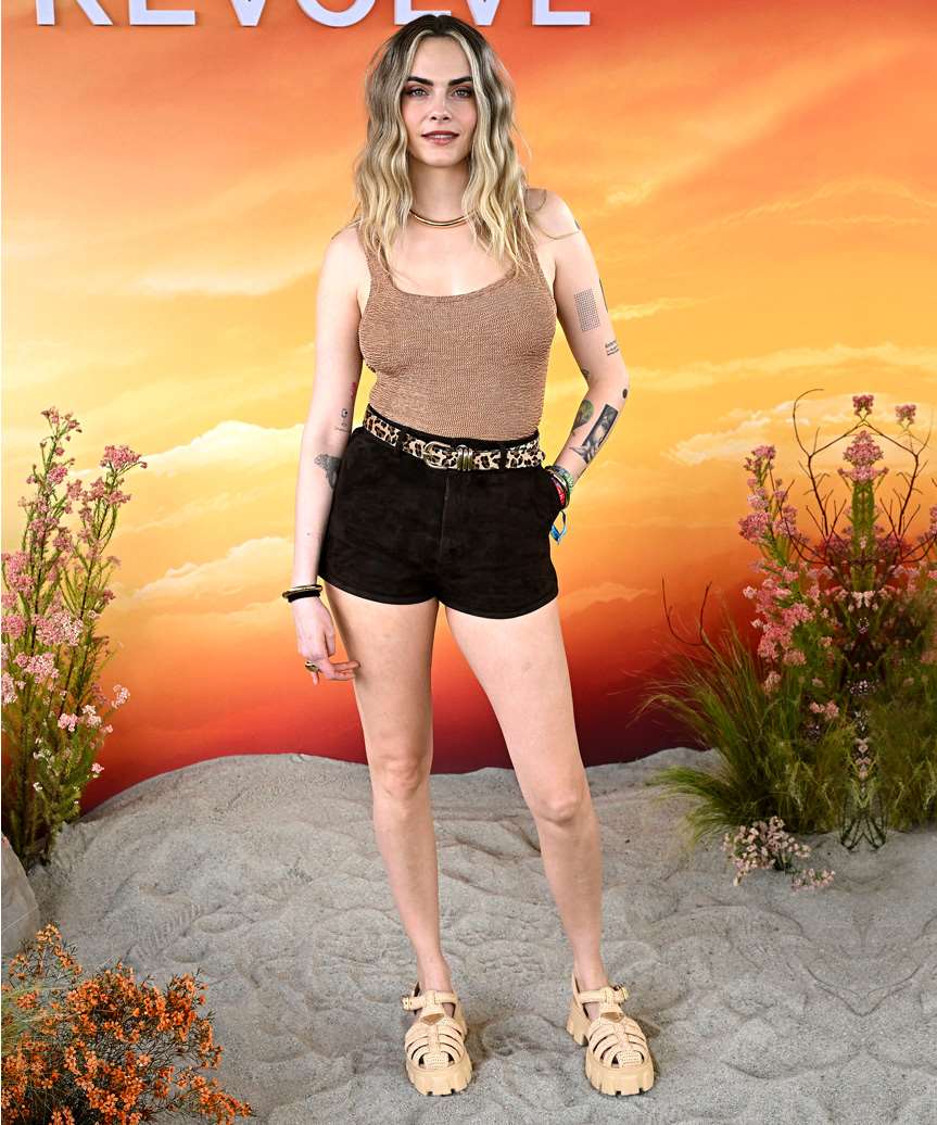 Cara Delevingne Blonde Hairstyle With Mermaid Waves - view from the side