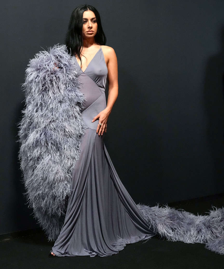 Charli XCX Long Easy-Going Hairstyle With Casual Waves - view from the side