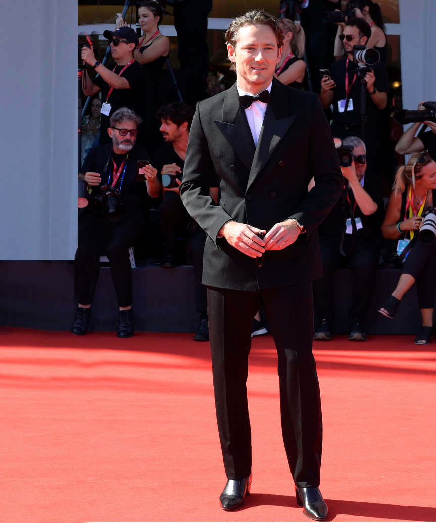 Lewis Pullman Medium-Length Hairstyle With Natural Waves - view from the side