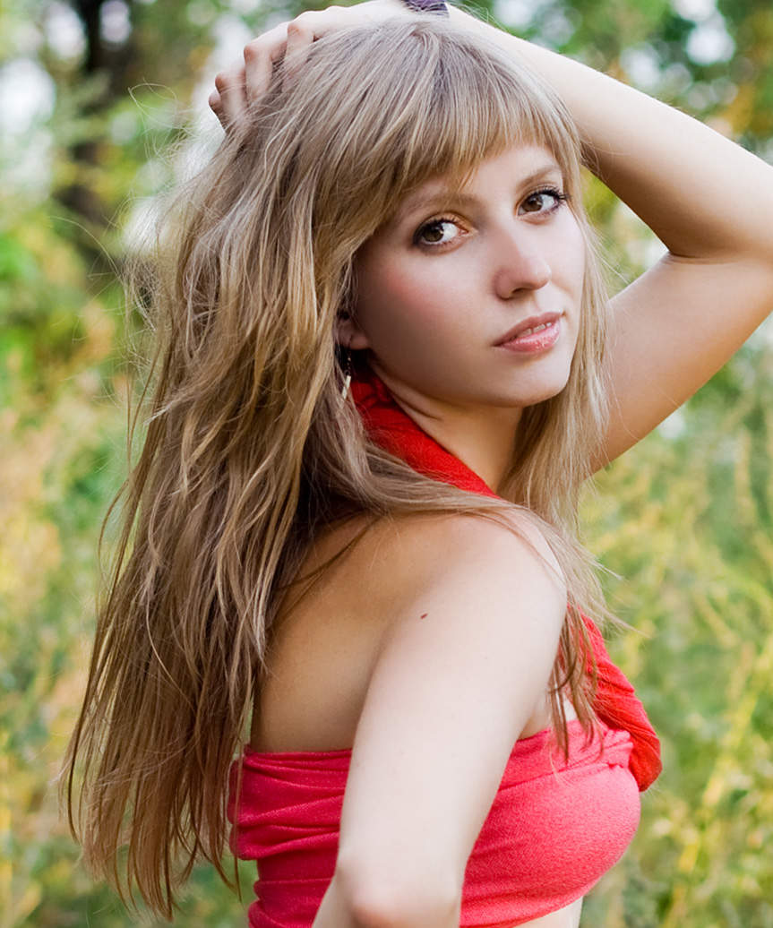 Long Face-Framing Hairstyle With Beach Waves - view from the side