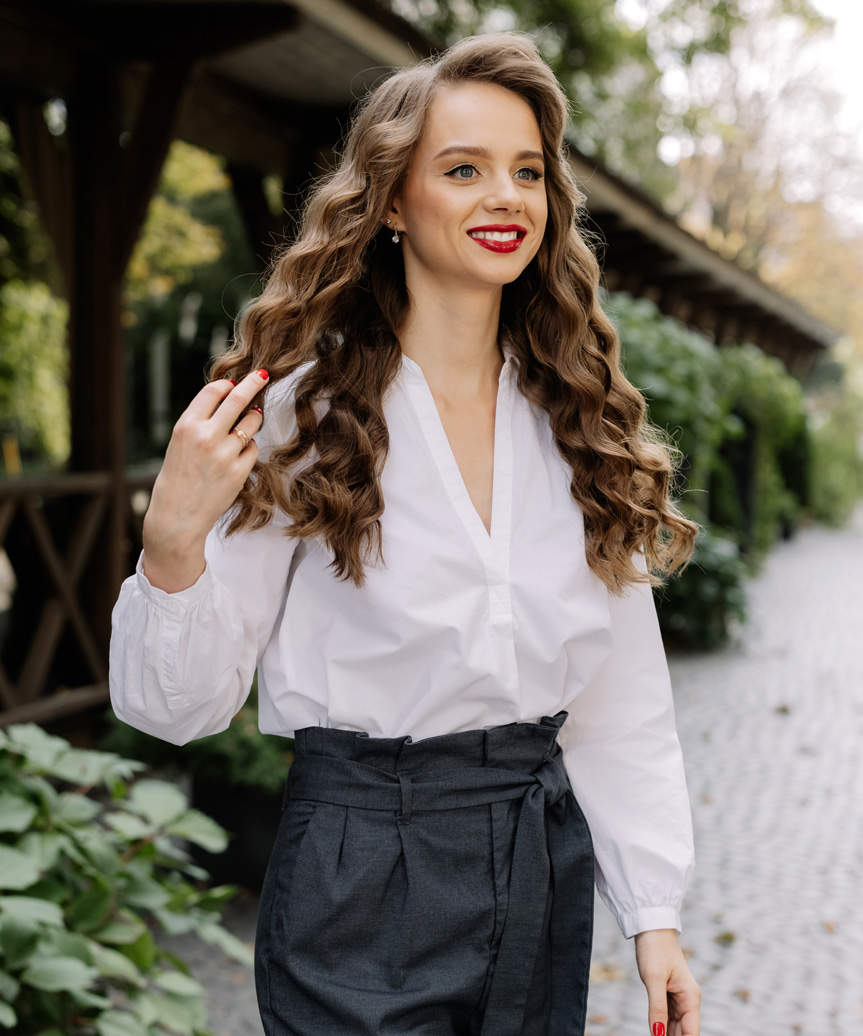 Long Hairstyle With Tight Curls And Deep Side Part - view from the side