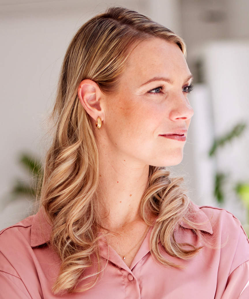 Medium-Length Hairstyle With Bold Curls - view from the side