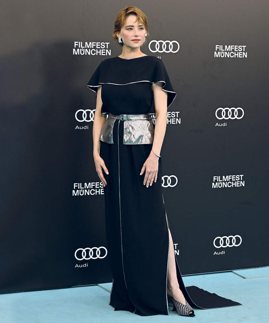 Haley Bennett Short Hairstyle With Gentle Waves - view from the side