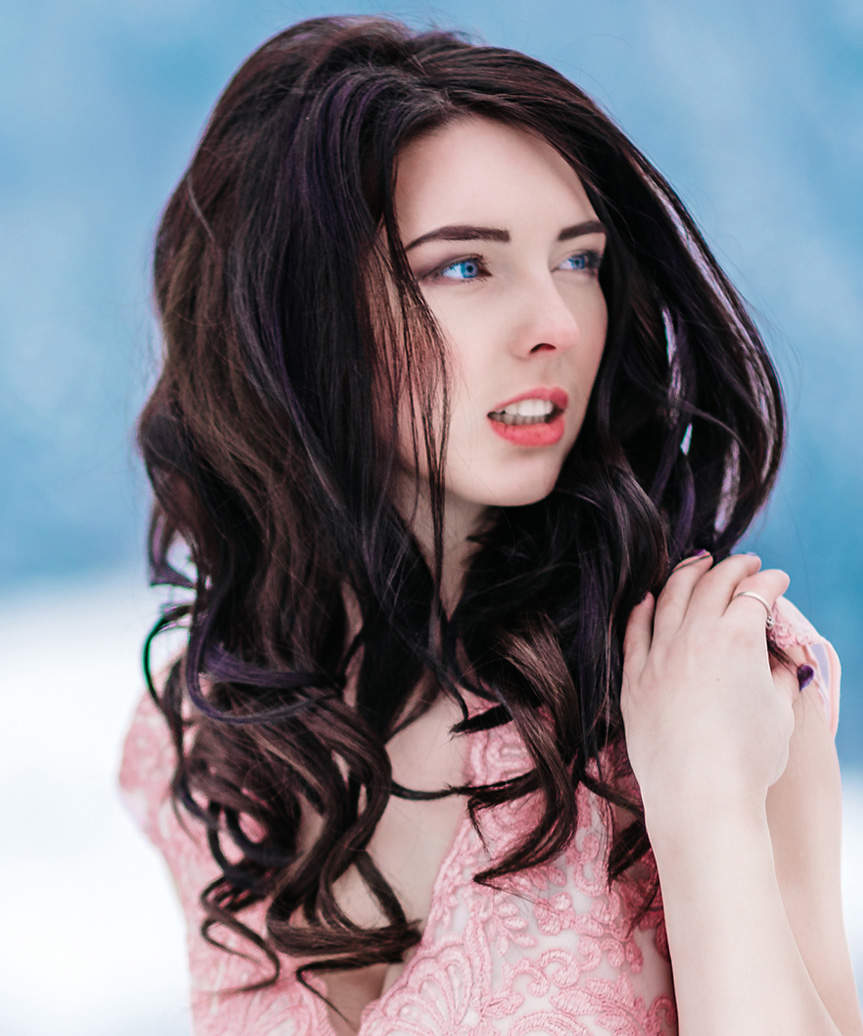 Long Wavy Blowout With Face-Framing Curls - view from the side