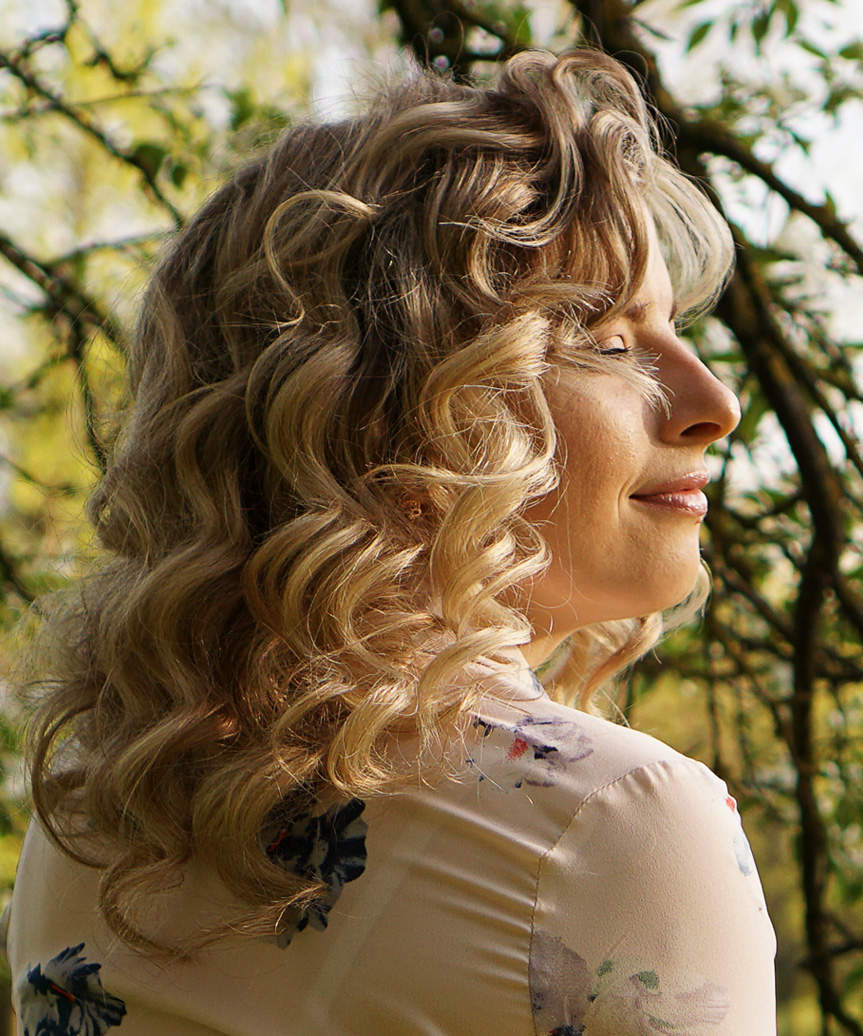 Classic Medium-Length Retro Blowout With Curls - view from the side