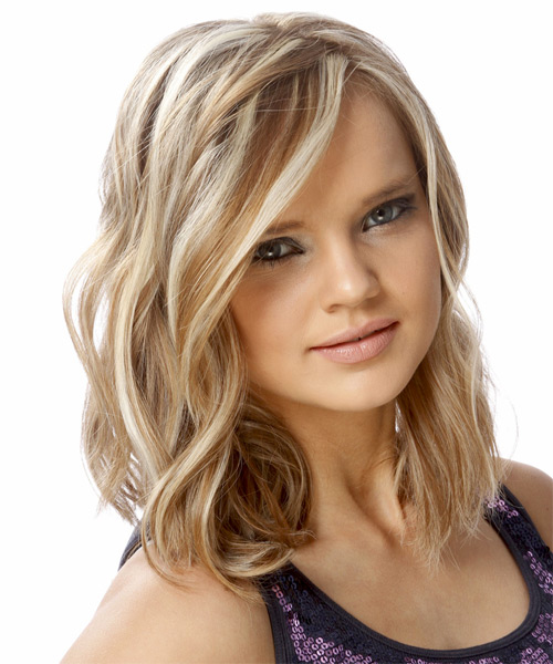 Shoulder-Length Caramel Blonde Hairstyle With Waves And Light Blonde Highlights - side on view