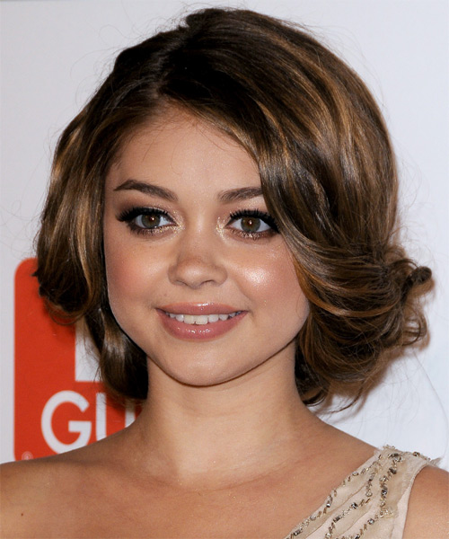 Sarah Hyland Curly    Brunette with Side Swept Bangs  and Light Brunette Highlights - side on view