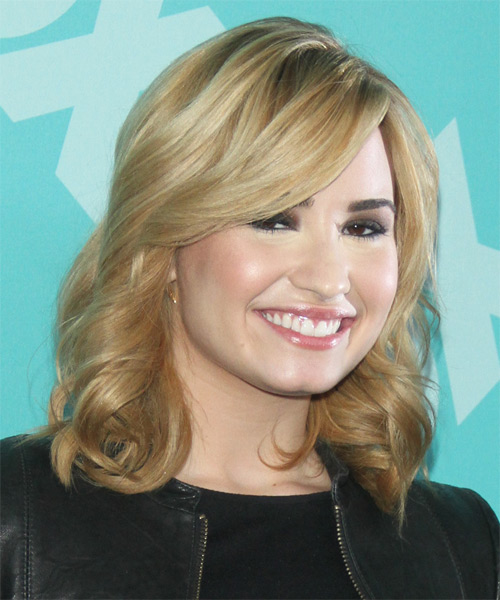 Demi Lovato Medium Wavy    Blonde     with Light Blonde Highlights - side on view