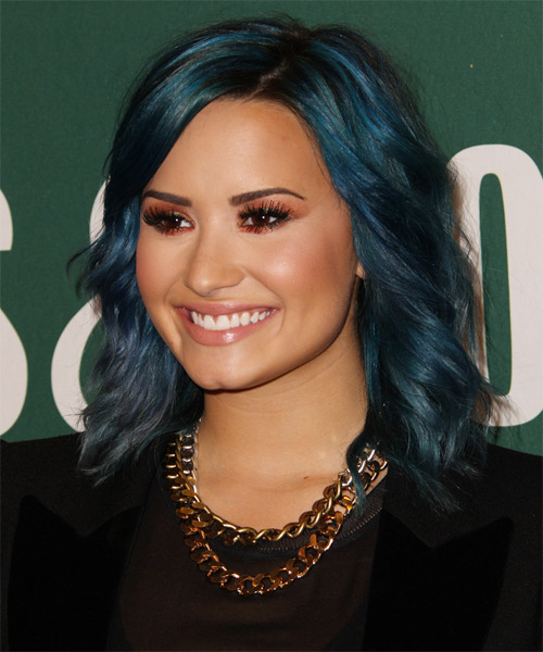 Demi Lovato Medium Wavy   Blue    Hairstyle - side on view