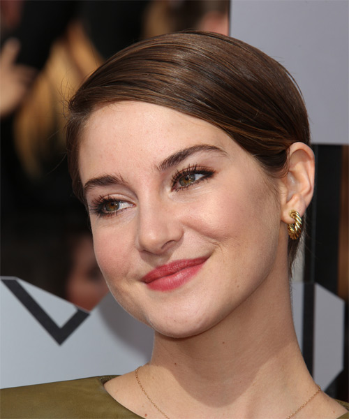 Shailene Woodley Short Straight    Chocolate Brunette   Hairstyle - side on view