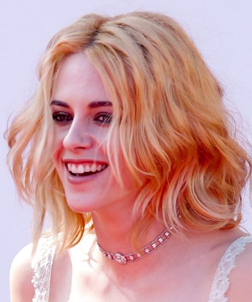 Kristen Stewart Medium Wavy Layered Dark Blonde Bob Haircut with Blonde  Highlights