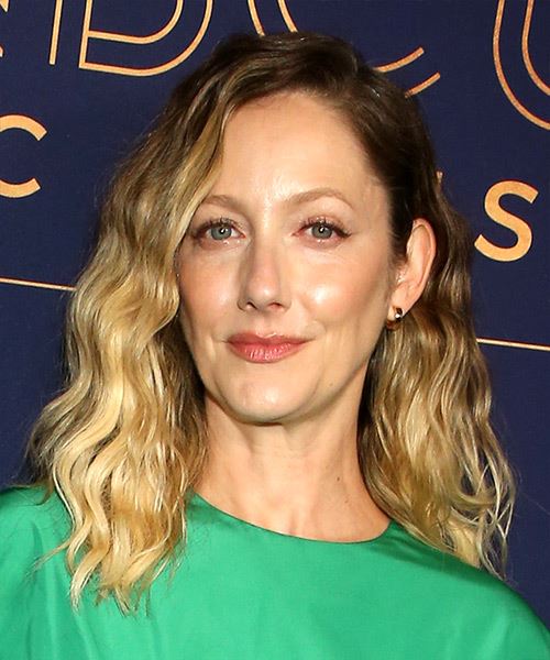 Judy Greer Medium Wavy    Blonde   with Side Swept Bangs  and Light Blonde Highlights - side view