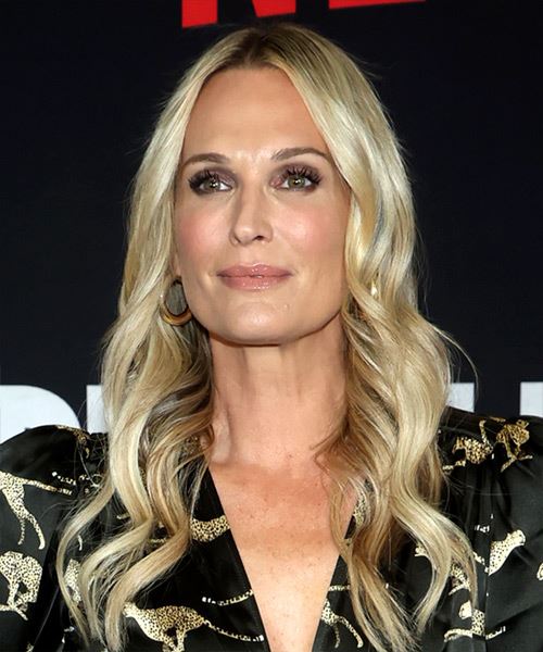 Molly Sims Long Blonde Hairstyle With Waves - side view