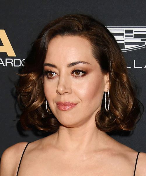 Aubrey Plaza Medium-Length Hairstyle With Waves - side view