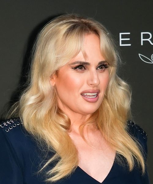 Rebel Wilson Long Blonde Hairstyle With Waves - side view