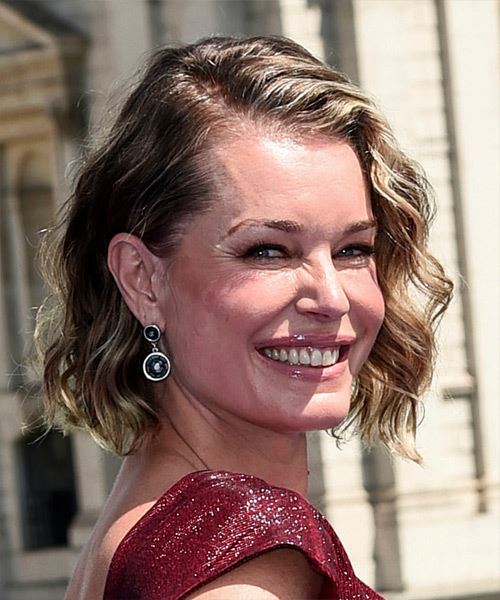 Rebecca Romijn Short Chin-Length Bob With Waves - side view