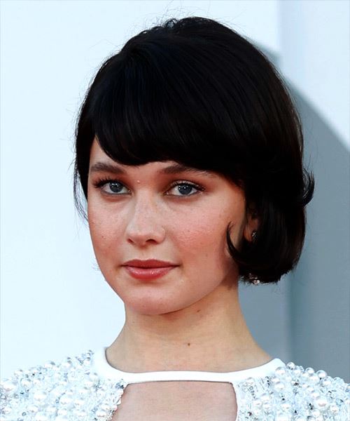Cailee Spaeny Timeless Bob Haircut With Side-Swept Bangs - side view