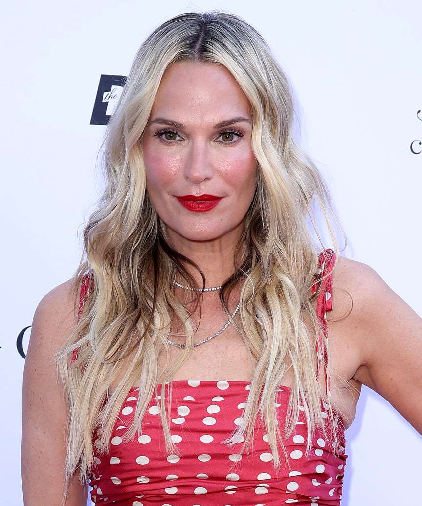 Molly Sims Long Blonde Hairstyle With Subtle Waves - side view