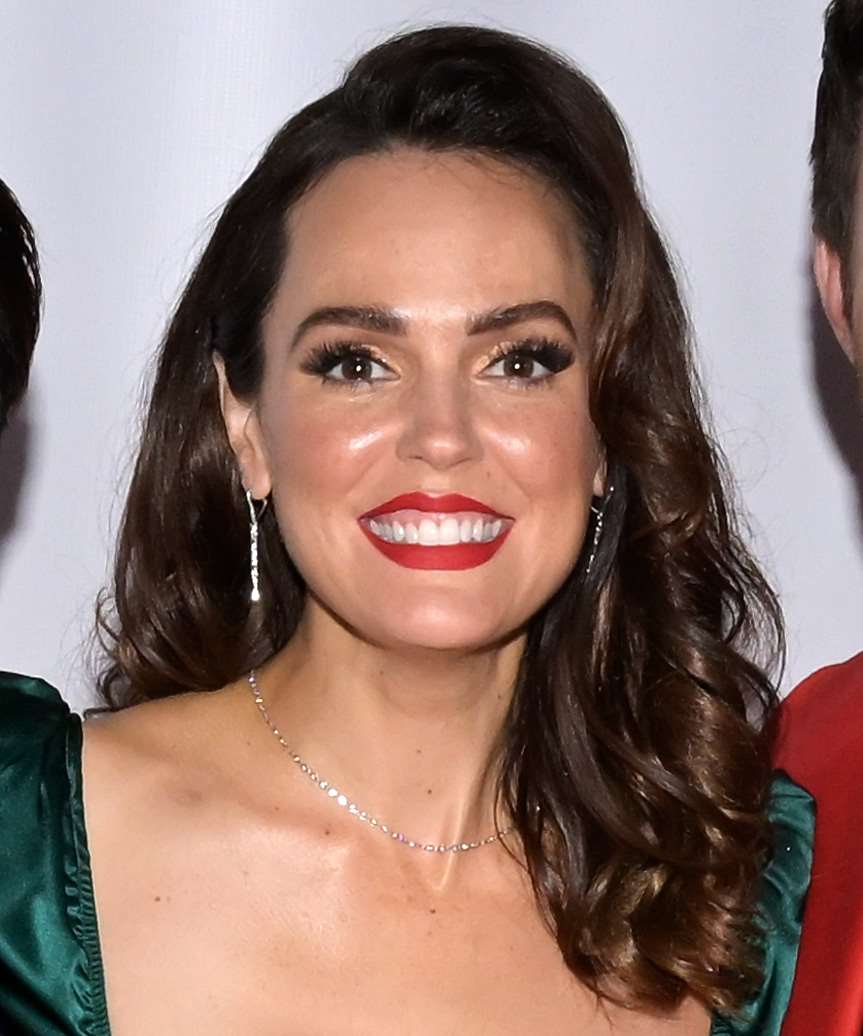 Erin Cahill Long Hairstyle With Curls - side view