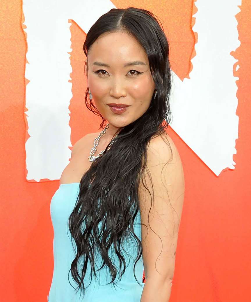 Li Jun Li Long Hairstyle With Curls - side view