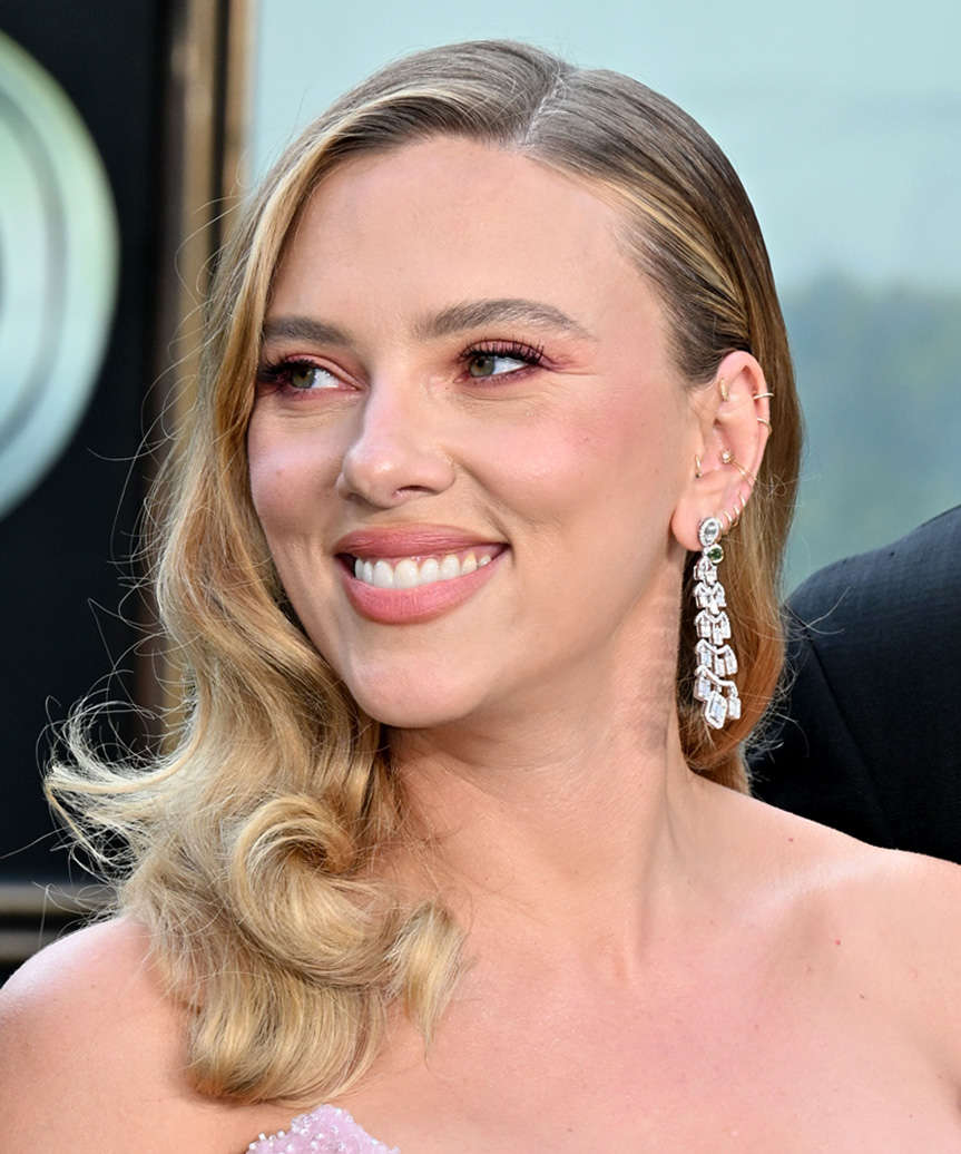 Scarlett Johansson Side-Parted Hairstyle With Curls - side view