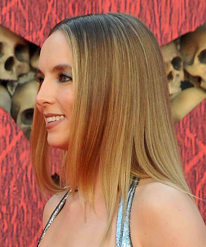 Jodie Comer Sleek Medium-Length Hairstyle - side view
