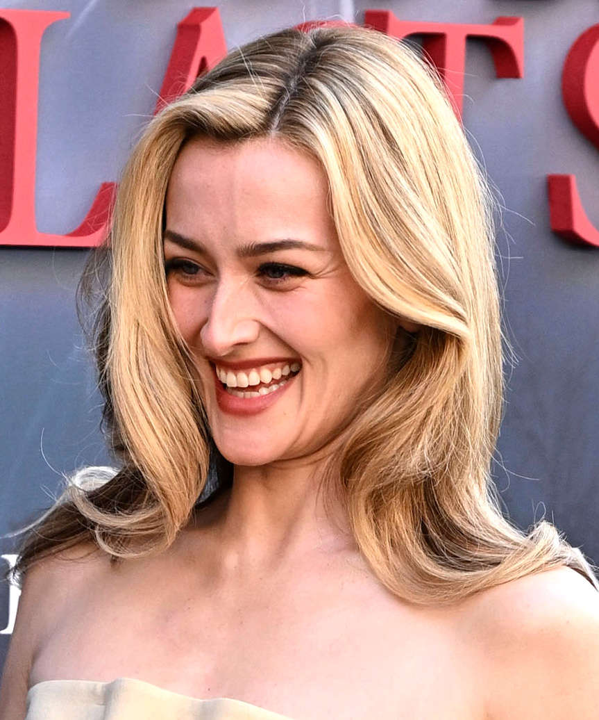 Sarah Pidgeon Long Wavy Hairstyle - side view